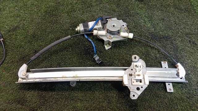Foto 2ª: Elevalunas Eléctrico Delantero Derecho Nissan Navara 2.5 TD D22 133CV 4X4 [YD25] (2005)