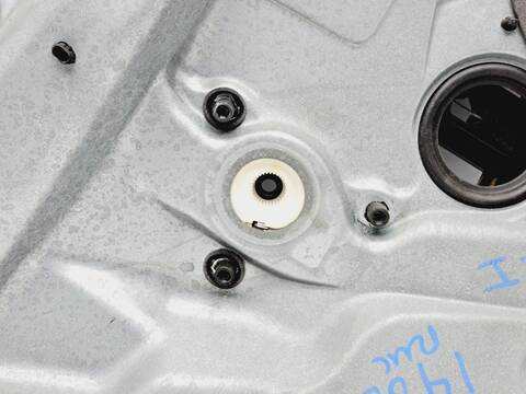 Foto 2ª: Elevalunas Manual Trasero Izquierdo Volkswagen Bora CONCEPTLINE BERLINA 101CV 74KW [AKL] (2000)