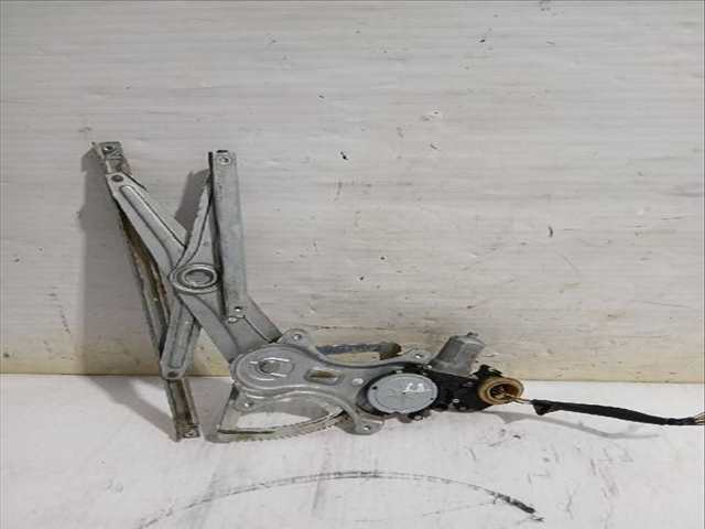 Foto 2ª: Elevalunas Manual Trasero Izquierdo Toyota Corolla 2.2 D-4D AUR10_) 177CV [2AD-FHV] (2004)