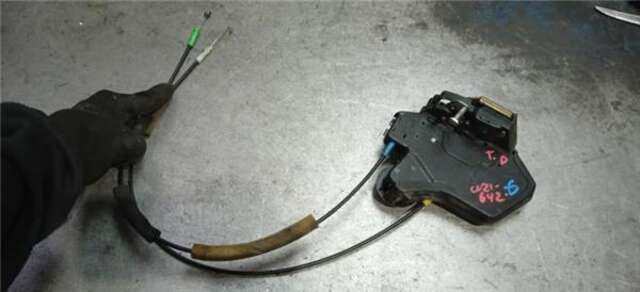 Cerradura Puerta Trasera Derecha Toyota Avensis 2.2 D-4D EXECUTIVE BERLINA (5-PTAS.) [2.2 LTR. - 110 KW D-4D CAT]