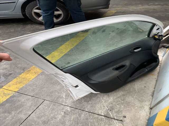 Foto 2ª: Puerta Delantera Izquierda Peugeot 206 1.4 HDI70CV [8HZ] (2010)