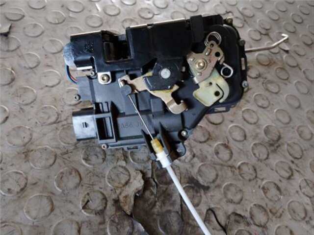 Foto 3ª: Cerradura Puerta Delantera Izquierda Audi A4 2.5 TDI (132 KW) QUATTRO [2.5 LTR. - 132 KW V6 24V TDI] [BAU]