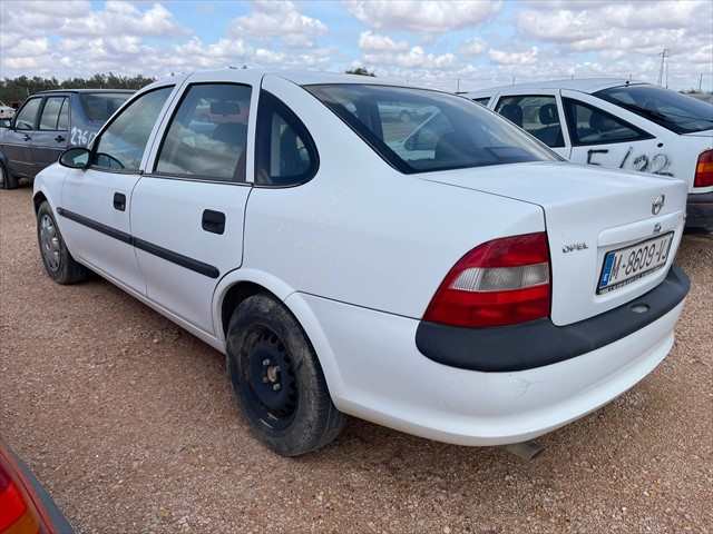 Foto 2ª: Piloto Trasero Izquierdo Opel Vectra 1.6 GASOLINA 100CV [X16XEL] (1997)