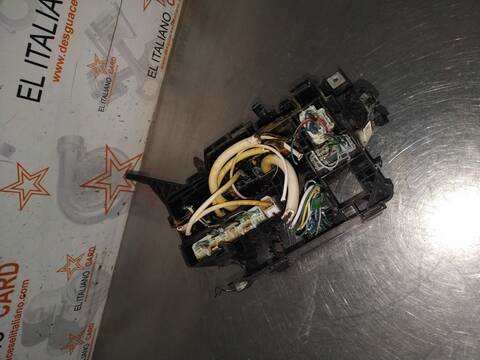 Foto 2ª: Caja Reles Fusibles Toyota Rav4 EXECUTIVE 150CV 110KW [2AD] (2011)