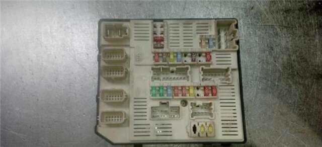 Foto 2ª: Caja Reles Fusibles Renault Laguna 2.0 AUTHENTIQUE [2.0 LTR. - 96 KW DCI DIESEL CAT] [M9RG742]