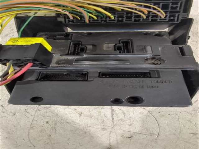 Foto 2ª: Caja Reles Fusibles Renault Megane 1.6 16V LA00 LA04 LA0B LA11 LA16 LA19 LA1J LA1K ... 107CV [K4M 700 K4M 701 K4M 706 K4M 708 K4M 709] (1996)