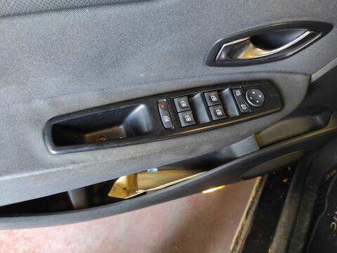 Botonera Elevalunas Renault Scenic K9K832