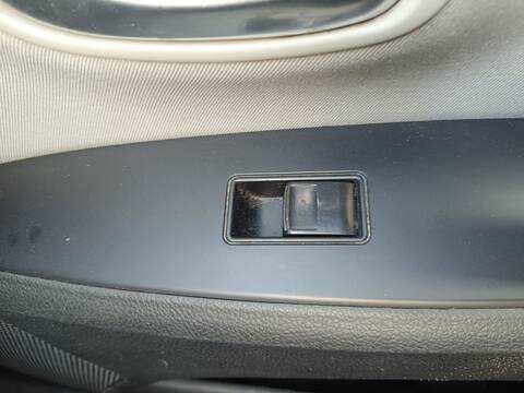 Botonera Elevalunas Toyota Avensis N47C20A