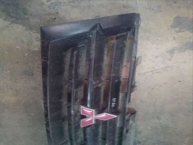 Foto 3ª: Rejilla Delantera Mitsubishi Montero 3.2 DI-D GLX 3-PTAS.) 160CV 118KW [4M41] (2001)