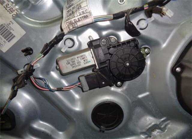 Foto 3ª: Elevalunas Eléctrico Trasero Izquierdo Fiat Croma 1.9 D MULTIJET [939 A1.000]