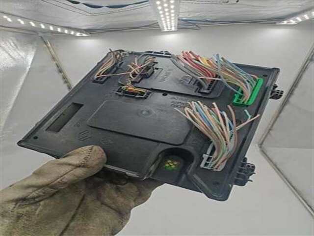 Foto 3ª: Caja Reles Fusibles Renault Megane 1.2 DYNAMIQUE [1.2 LTR. - 85 KW 16V TCE] III BERLINA 5P (2008-_)