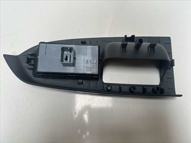 Foto 2ª: Botonera Elevalunas Volkswagen Touran 1.9 TDI [BLS] (2010)