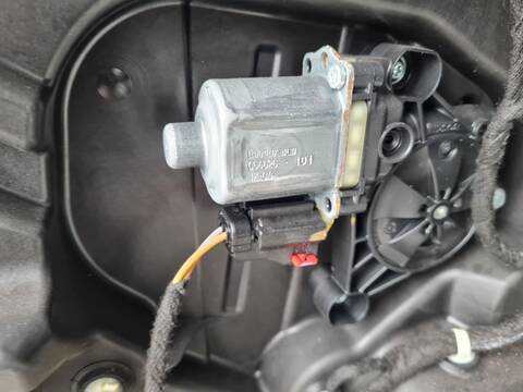 Foto 2ª: Elevalunas Manual Trasero Izquierdo Jeep Compass LIMITED 4X4 140CV 103KW [55263087] (2017)