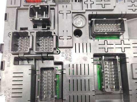 Foto 3ª: Caja Reles Fusibles Peugeot 5008 1.6 HDI 114CV 84KW [9H05] (2013)