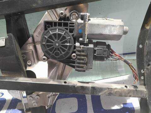 Foto 2ª: Elevalunas Manual Trasero Izquierdo Audi A6 2.5 V6 24V TDI BERLINA 180CV 132KW [AKE] (2000)