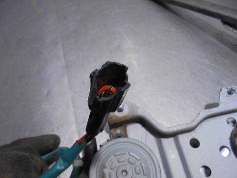 Foto 3ª: Elevalunas Manual Trasero Izquierdo Kia Carens 1.8 CAT 110CV 81KW [TB] (2002)