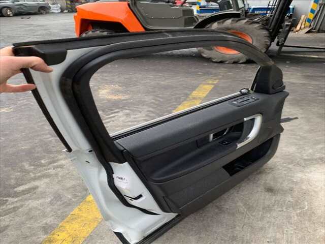 Foto 2ª: Puerta Delantera Izquierda Land Rover Discovery 2.0 DTD 179CV 0CV [204DTD] (2018)