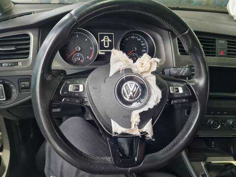 Foto 2ª: Volante Volkswagen Golf ADVANCE BLUEMOTION 105CV 77KW [CLH] (2013)