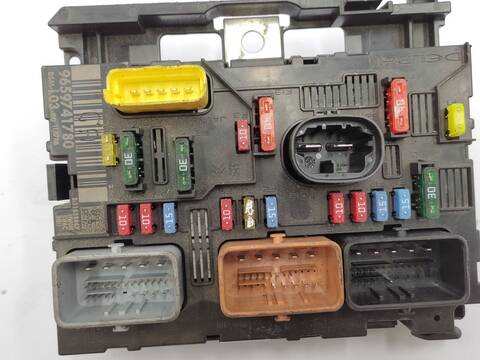 Foto 3ª: Caja Reles Fusibles Citroen C3 1.6 16V HDI 90CV 66KW [9HX] (2006)