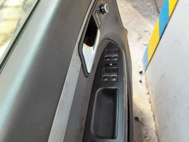 Foto 3ª: Puerta Delantera Izquierda Volkswagen Touran 1.6 TDI 105CV 0CV [CAYC] (2011)