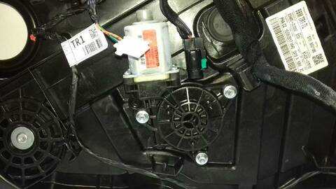 Foto 2ª: Elevalunas Manual Trasero Derecho Hyundai Tucson CLASSIC BLUE 132CV 97KW [G4FD] (2018)