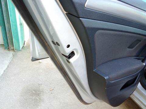Cerradura Puerta Trasera Izquierda Volkswagen Golf 1.6 TDI 110CV 81KW