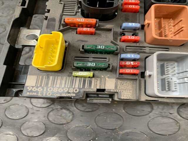 Foto 2ª: Caja Reles Fusibles Peugeot 207 1.6 HDI90CV/66KW [9HX] (2007)