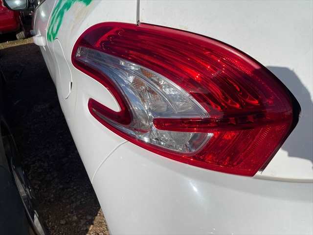 Foto 3ª: Piloto Trasero Izquierdo Peugeot 208 1.4 HDI 68cv [8H01] (2014)