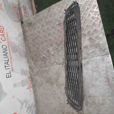 Foto 4ª: Rejilla Delantera Volkswagen Polo ADVANCE 90CV 66KW [CAY] (2012)