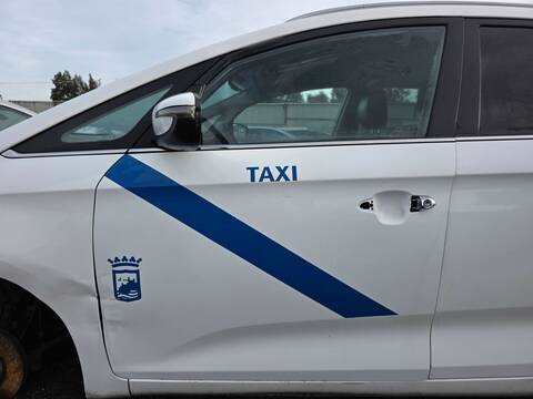 Puerta Delantera Izquierda Kia Carens D4FD