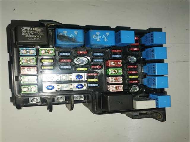Foto 3ª: Caja Reles Fusibles Hyundai i30 CLASSIC 1.6 CRDI CAT 1582 CM3) 116CV (2011)