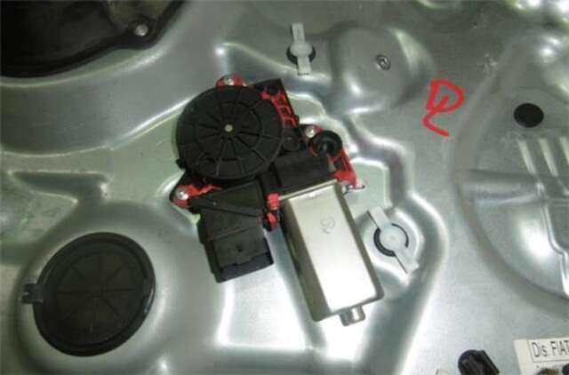 Foto 2ª: Elevalunas Eléctrico Trasero Derecho Fiat Croma 1.9 8V MULTIJET ACTIVE (12.2007- ) [1.9 LTR. - 88 KW 8V JTD CAT (939A1000 - 192A8000)]