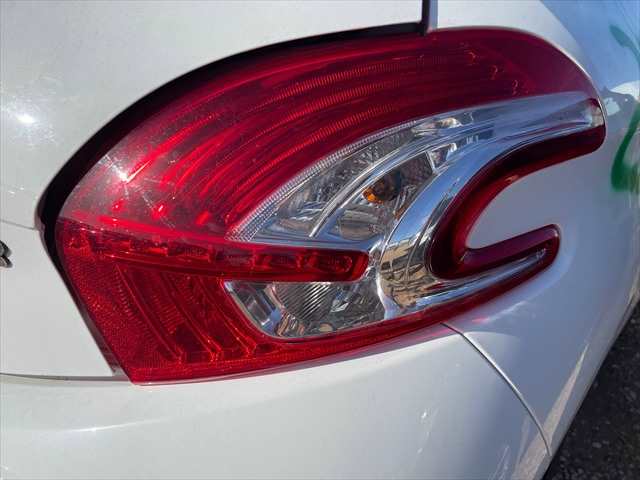 Foto 3ª: Piloto Trasero Derecho Peugeot 208 1.4 HDI 68cv [8H01] (2014)