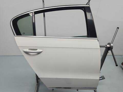 Puerta Trasera Derecha Volkswagen Passat HIGHLINE BLUEMOTION 140CV 103KW