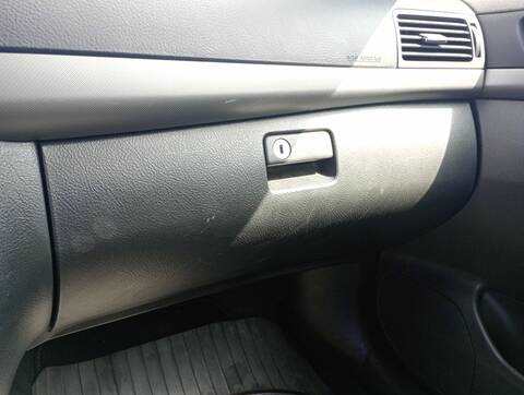 Guantera Toyota Avensis 1.8 SOL 129CV 95KW