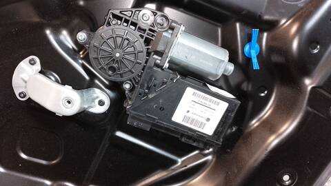 Foto 4ª: Elevalunas Manual Trasero Derecho Volkswagen Touareg TDI V6 225CV 165KW [BKS] (2006)