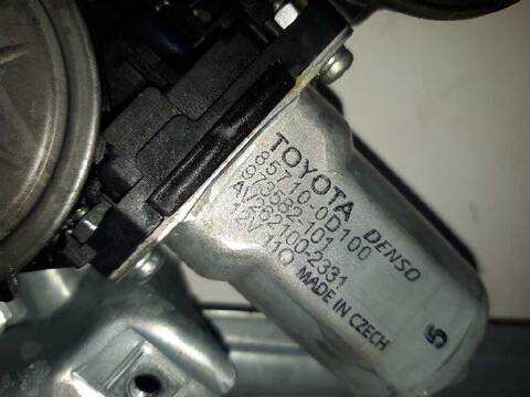 Foto 3ª: Elevalunas Manual Trasero Izquierdo Toyota Auris 1.8 16V HIBRIDO) 99CV 73KW [2ZR] (2014)