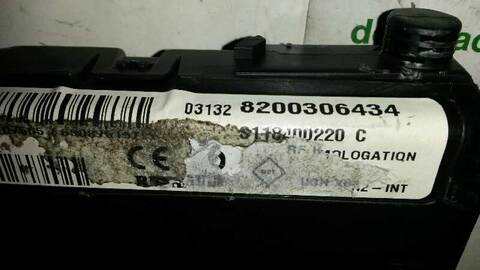 Foto 2ª: Caja Reles Fusibles Renault Megane CONFORT AUTHENTIQUE BERLINA 82CV 60KW II BERLINA 5P (2003)