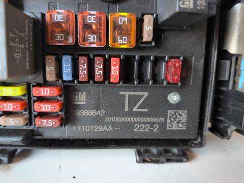 Foto 3ª: Caja Reles Fusibles Opel Astra A17DTS BERLINA (2012)