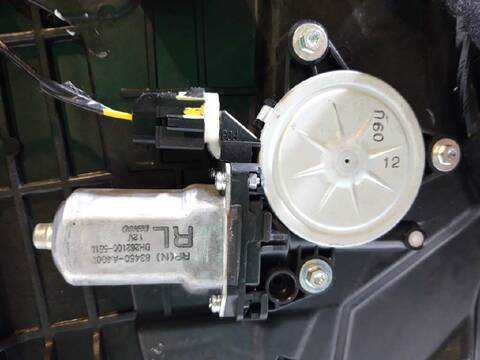 Foto 3ª: Elevalunas Manual Trasero Izquierdo Kia Carens CONCEPT 116CV 85KW (2017)