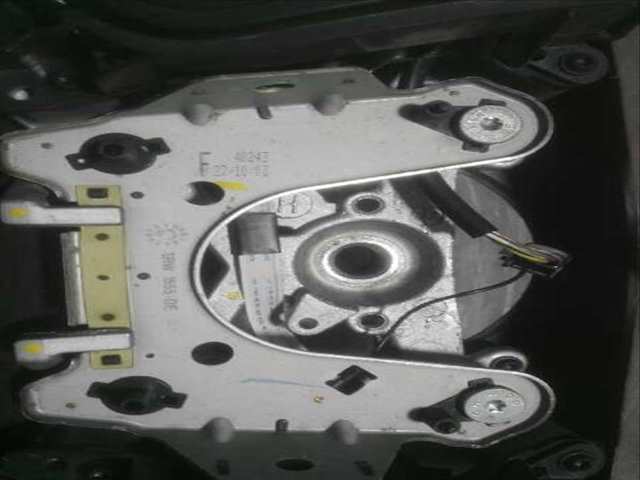 Foto 4ª: Volante Toyota Avensis 2.0 D4-D EXECUTIVE SEDAN 4-PTAS) BERLINA 116CV 85KW [1CDFTV] (2003)