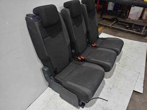 Foto 3ª: Asientos Traseros Volkswagen Touran ADVANCE BMT 110CV [CRKB] (2015)