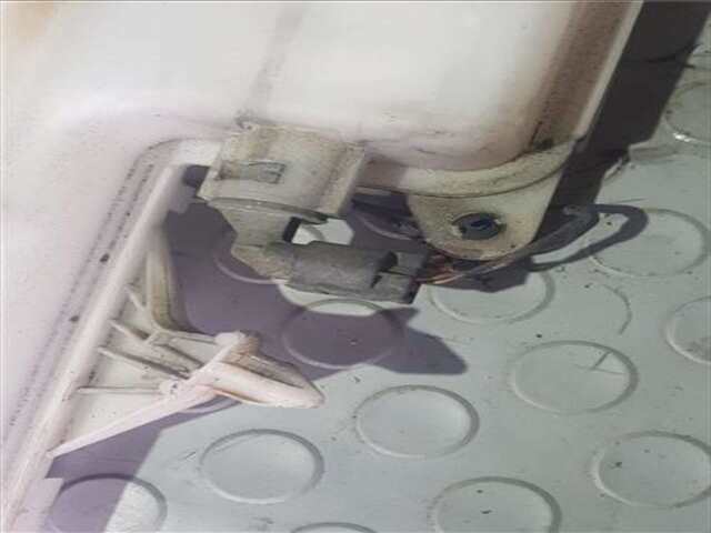 Foto 3ª: Deposito Limpiaparabrisas Bmw Serie 1 114 2.0 118D [2.0 LTR. - 90 KW 16V DIESEL CAT] [M47N 204 D4]