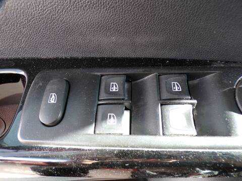 Botonera Elevalunas Renault Captur K9K