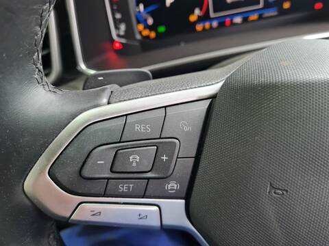Foto 2ª: Volante Volkswagen T-Roc STYLE 149CV 110KW [DXDB] (2024)