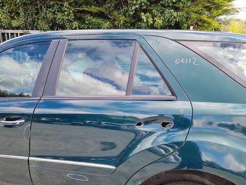 Foto 4ª: Puerta Trasera Izquierda Mercedes Clase ML 320 3.0 CDI W164) 224CV 165KW 164.122) [OM642940] (2006)