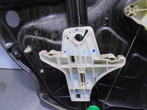Foto 4ª: Elevalunas Manual Trasero Derecho Volkswagen Passat 2.0 TDI BERLINA 140CV 103KW [CBA] (2008)