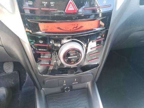 Foto 2ª: Mando Climatizador Ssangyong Tivoli CRYSTAL 4X2 116CV 85KW [673910] (2017)
