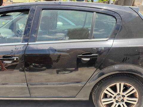 Foto 2ª: Puerta Trasera Izquierda Opel Astra Z17DTR BERLINA (2010)