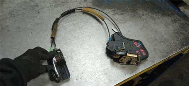Cerradura Puerta Trasera Izquierda Toyota Avensis 2.2 D-4D EXECUTIVE BERLINA (5-PTAS.) [2.2 LTR. - 110 KW D-4D CAT]
